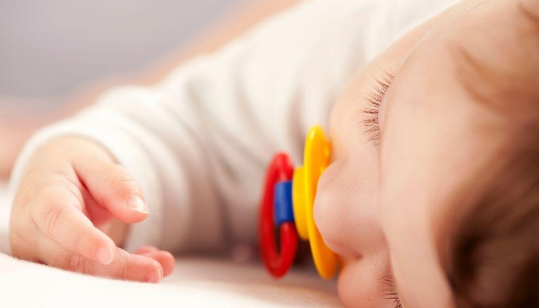 Baby schläft mit Schnuller als Einschlafhilfe