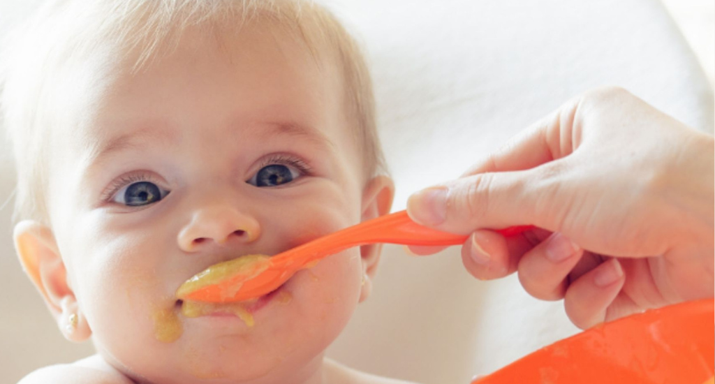 Hebammen unterstützen bei der Beikosteinführung