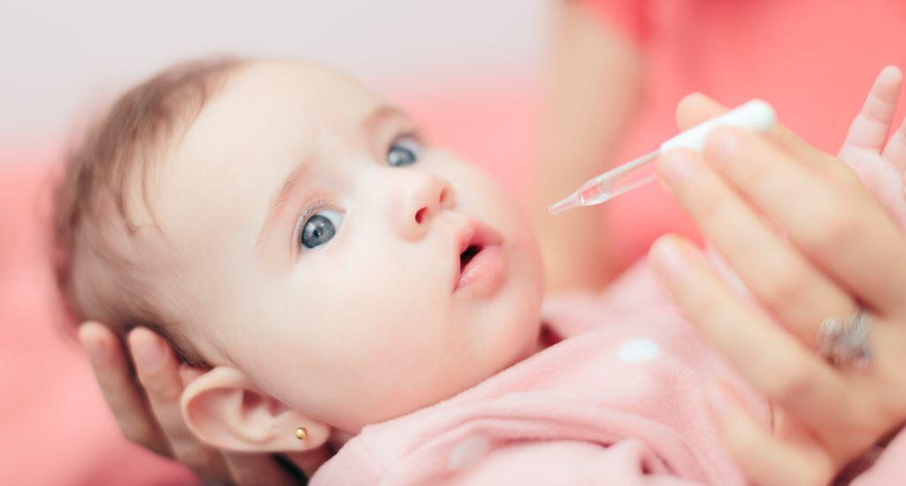 Baby bekommt Vitamintropfen