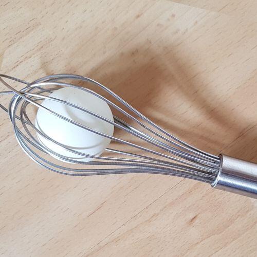 Schneebesen als DIY-Spielzeug für Babys