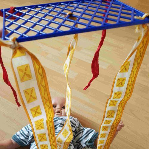 Flatternde Bänder als DIY Spielzeug für Säuglinge
