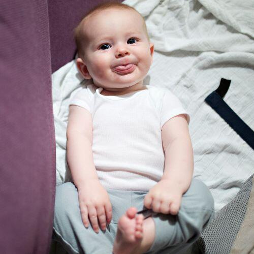 Baby schneidet Grimassen beim Grimassen-Spiel